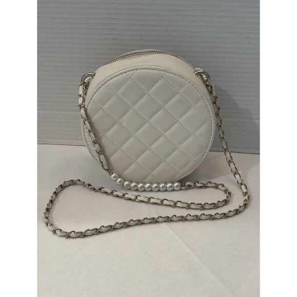 Trandy Off White BADGLEY MISCHKA Round Quilted CrossbodyBag Pearls &G/S Chains - Picture 6 of 7